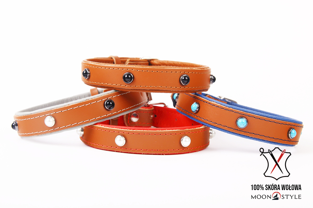 Moon Style - Skórzana obroża z kryształkami - PREMIUM SKÓRA - BRĄZOWO-CZERWONA - 40mm / 62cm Moon Style - Skórzana obroża z kryształkami - PREMIUM SKÓRA - BRĄZOWO-CZERWONA - 40mm / 62cm